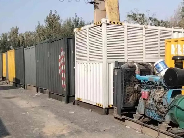 九所镇200KW柴油发电机机组每小时油耗是多少？